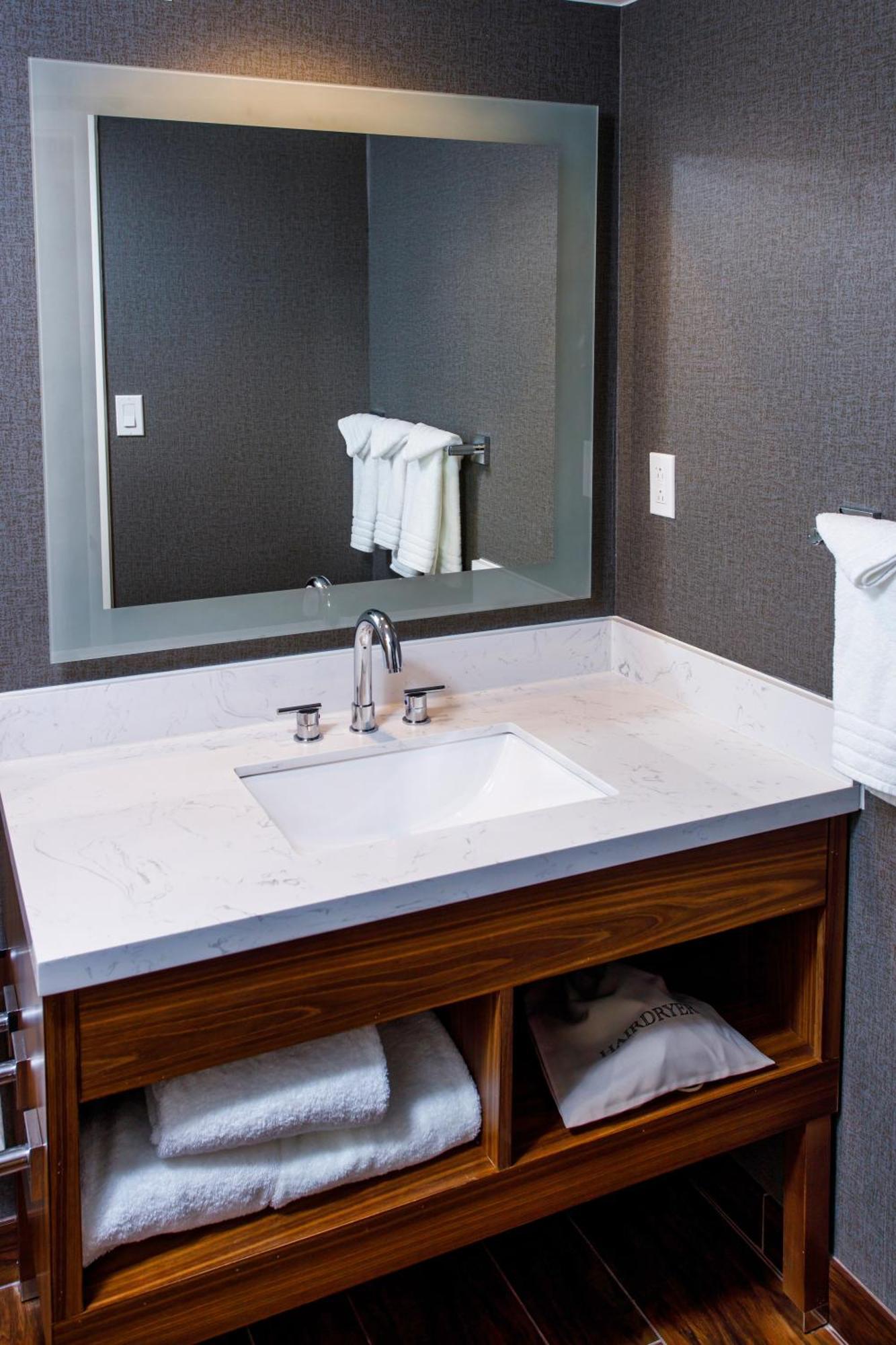 Отель Doubletree By Hilton Appleton, Wi Экстерьер фото